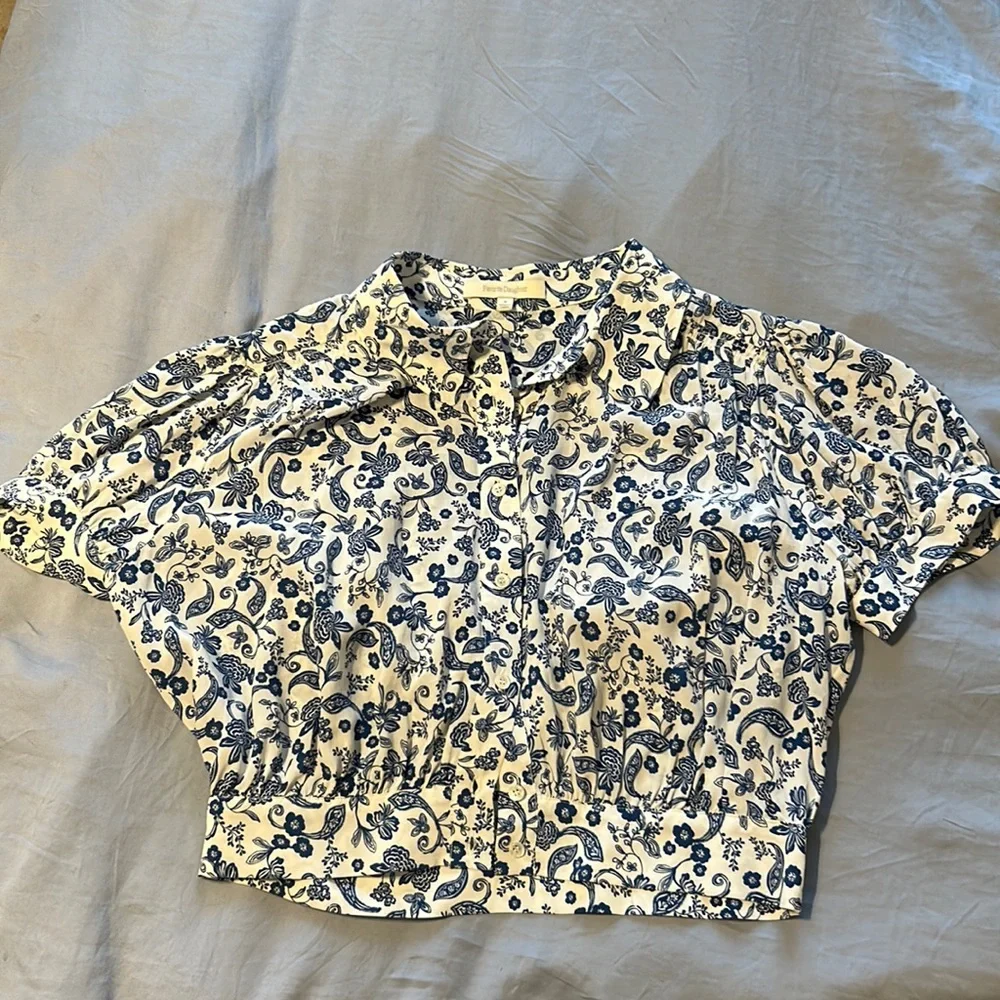 FAVORITE DAUGHTER Blue floral silky crop blouse - Picture 2 of 8